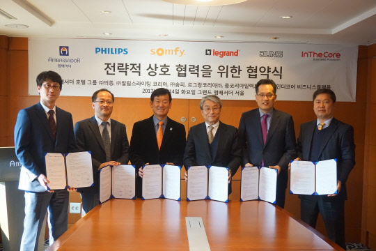 국내 토종 대표 호텔기업 앰배서더 호텔 그룹이 IoT 플랫폼 전문기업인 인더코어사와 최근 그랜드 앰배서더 서울에서 사물인터넷(IoT)을 기반으로 하는 호텔 전용 플랫폼 '스마트 스테이'(SmartStay) 사업 추진을 위한 양해각서을 체결했다고 20일 밝혔다. 체결식에는 앰배서더 호텔 그룹 안승준 부회장과 한현석 인더코어 대표, 주요 관련 업체 대표들이 참석했다. 앰배서더 호텔 그룹 제공